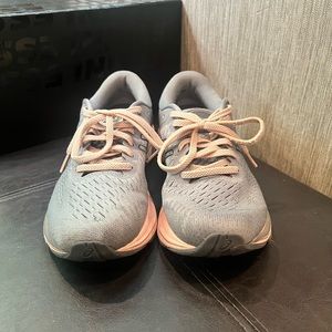 Women’s tennis shoes